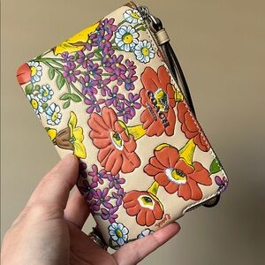 NWT COACH Floral Corner Zip Wristlet 🌼
